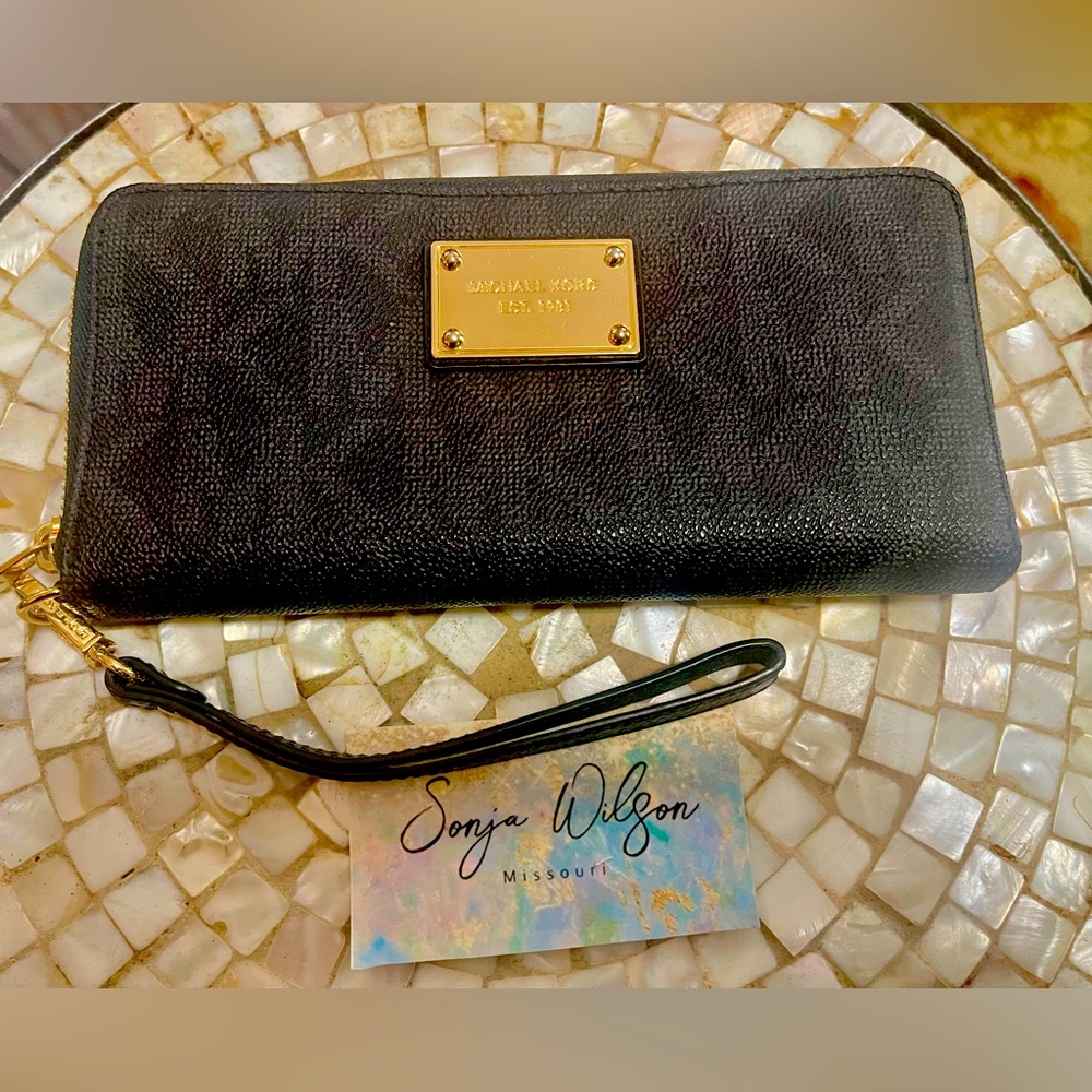 Michael Kors Zippy Logo Wallet